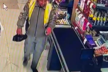 Temizlik işçisi, ayakkabılarını çıkarıp markete girdi