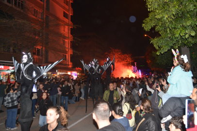 25’inci Uluslararası Adana Tiyatro Festivali, renkli kortejle ‘Perde’ dedi