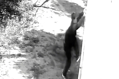 Balkonundan girdiği daireden dizüstü bilgisayar çaldı