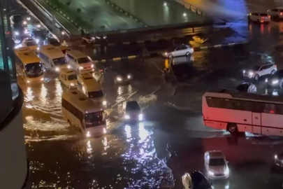 Hatay'da sağanak etkili oldu, cadde ve sokaklar göle döndü