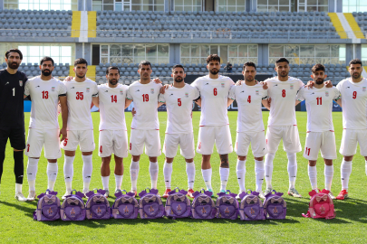 İran Milli Futbol Takımı'ndan, ölen çocuklar için sırt çantalı mesaj