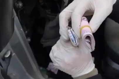 Uyuşturucuları araç teybinin arkası, torpido kasası ve tavan döşemesine zulalamış