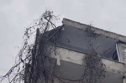 Bağcılar'da 4 katlı binanın çatısı çöktü