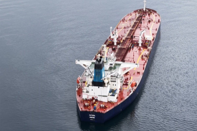Karadeniz'de saldırıya uğrayan petrol tankeri Türkeli Demirleme Sahası'na çekildi