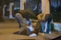 Sevgilisini sokak ortasında darbetti