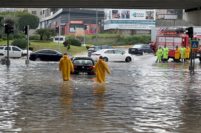 Adana’da sağanak nedeniyle yollar göle döndü