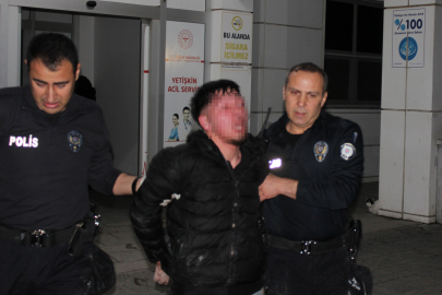 Annesinin erkek arkadaşını bıçakladı, ikinci saldırıyı polis engelledi