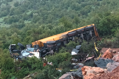 Gaziantep’te TIR uçuruma devrildi: Sürücü hayatını kaybetti