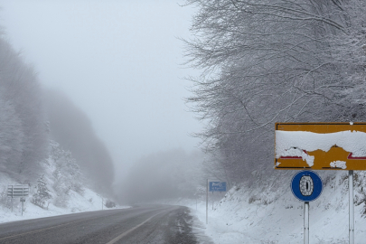 Domaniç-İnegöl yolunda kar ve sis görüş mesafesini azalttı