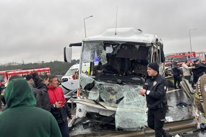 Polis servisinin de karıştığı zincirleme kaza;1 polis şehit oldu, 16 yaralı