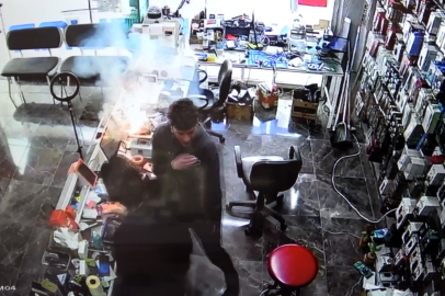 Tamire getirilen cep telefonunun bataryası patladı;