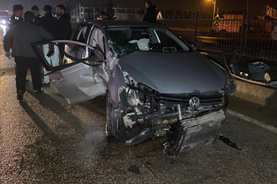 Bursa'da feci kaza: Kontrolden çıkan otomobil direğe çarptı