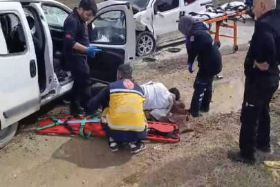 İki hafif ticari araç kafa kafaya çarpıştı; 2'si ağır, 4 yaralı