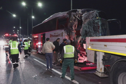 İstanbul'da feci kaza: Seyir halindeki yolcu otobüsü TIR'a çarptı, 10 yaralı