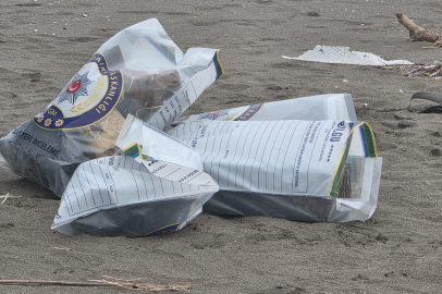 Dalgalar kıyıya sürükledi, içinden uyuşturucu çıktı