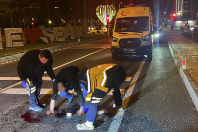 Kırmızı ışıkta bekleyen otomobile çarpan alkollü sürücüyü çevredekiler darbetti