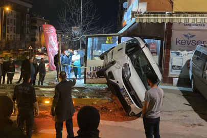 Önce 5 araca çarptı, sonra takla attı: 2 yaralı