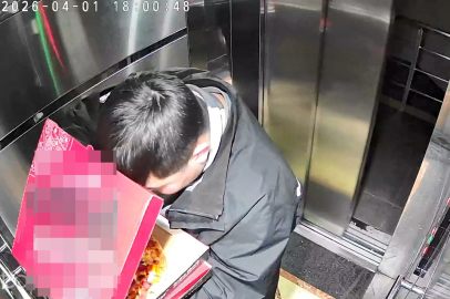 Götürdüğü pizzanın malzemesini yiyip asansöre tuvaletini yaptı; o anlar kamerada