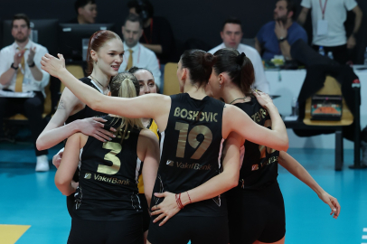 VakıfBank, Eczacıbaşı’nı 3-2 mağlup ederek finale yükseldi