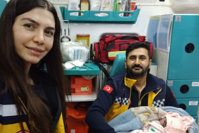 İlk çocuğunu ambulansta dünyaya getirdi