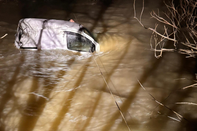 Nehre uçan araçta mahsur kalan sürücü, ekipler tarafından halatla kurtarıldı