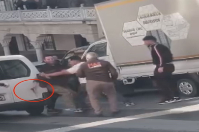 Kağıthane’de iki sürücünün bıçaklı yol verme kavgası kamerada