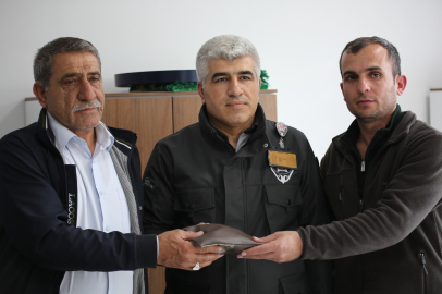 Otobüste unutulan içinde 600 bin liralık altın ve bir miktar para olan çanta sahibine ulaştırıldı