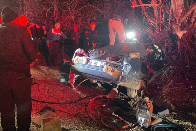 Antalya'da otomobil ağaca çarptı: 2 ölü, 2 yaralı