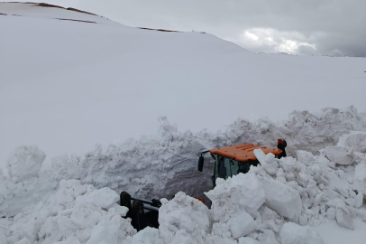 Erzincan’da 4 metreyi aşan karla mücadele