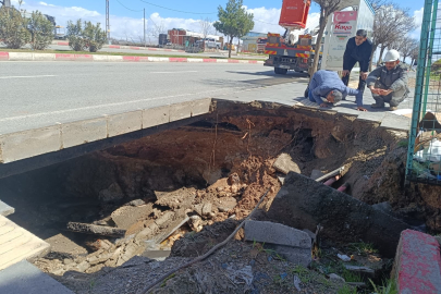 Siirt’te kaldırım çöktü; yol trafiğe kapatıldı