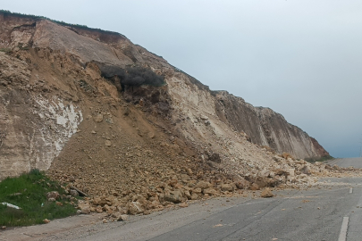 Batman'da üniversite yolu üzerinde heyelan