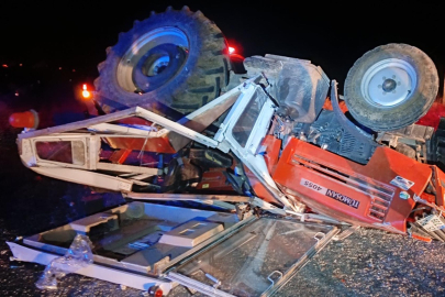 Erzurum'da feci kaza: Ambulans traktöre çarptı, 4 yaralı