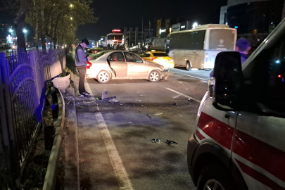 Samsun'da otomobil refüjdeki bariyerlere çarptı: 2 yaralı