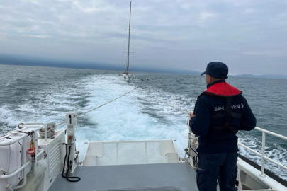 Kuşadası açıklarında sürüklenen teknedeki 2 kişi kurtarıldı