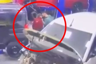 Telefonuna baktığını iddia ettiği çırağını darbetti