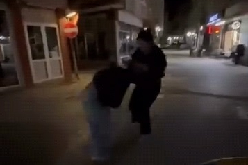 Bursa'da genç kızların saç saça kavgası kamerada