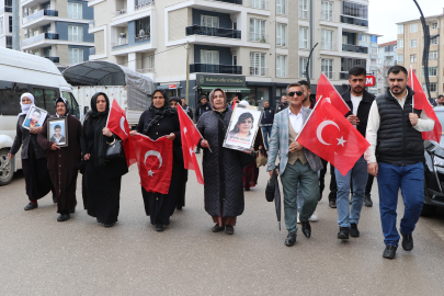Evlat nöbetindeki anne: Ceza yok, gelin teslim olun