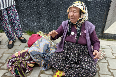 Yalnız yaşadığı evinde yangın çıkan kadını komşuları kurtardı