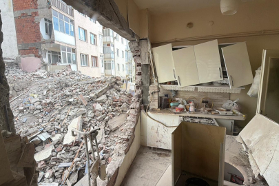 8 katlı binanın yıkımı sırasında iş yerinden sonra bir evin de duvarı yıkıldı