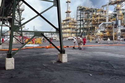 Meksika’da petrol rafinerisinde korkutan yangın