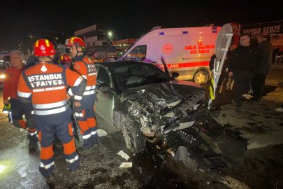 Seyir halindeki iki otomobil kafa kafaya çarpıştı: 4 yaralı