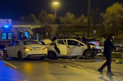 Ataşehir'de emniyet şeridinde aracından inen sürücüye otomobil çarptı: 1 ölü