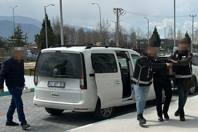 Daltonlar suç örgütü ile bağlantılı 2 şüphelinin aracında el bombası ele geçirildi