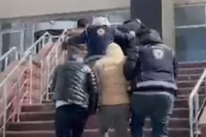 Kars'ta durdurulan hafif ticari araçtan 6 kaçak göçmen çıktı