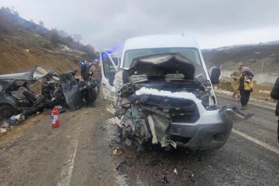 Öğretmenleri taşıyan minibüs ile otomobil çarpıştı: 1 ölü, 2'si ağır 9 yaralı