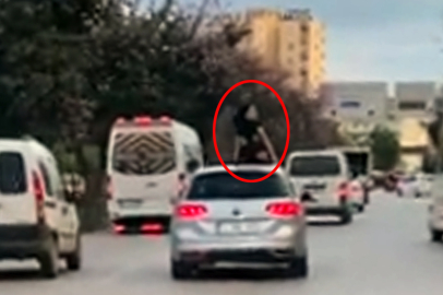 Seyir halindeki aracın üzerinde dans etti