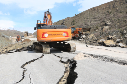 Hakkari- Van kara yolu üzerinde heyelan: Yol çöktü
