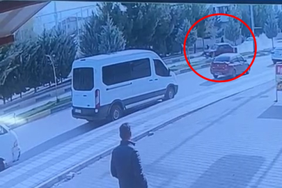 Diyarbakır'da kaza: Otomobil kaldırımdaki çocuklara çarptı