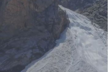 Hakkari'de dağdan düşen çığ, Zap Suyu'nun önünü kesti