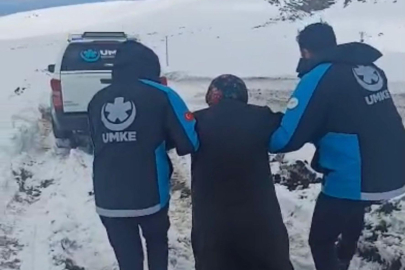 Kardan yolu kapanan köyde rahatsızlanan kadın için ekipler seferber oldu